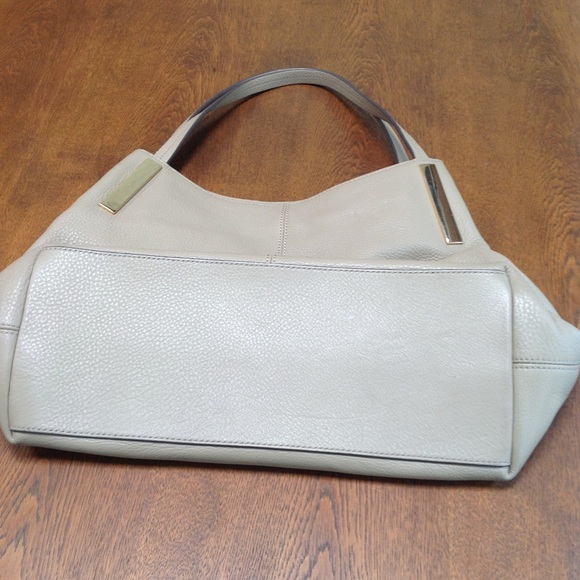 Vince Camuto Genuine Leather all year round shoulder bag. Hobo. Color:Kangaroo. - Picture 3 of 7